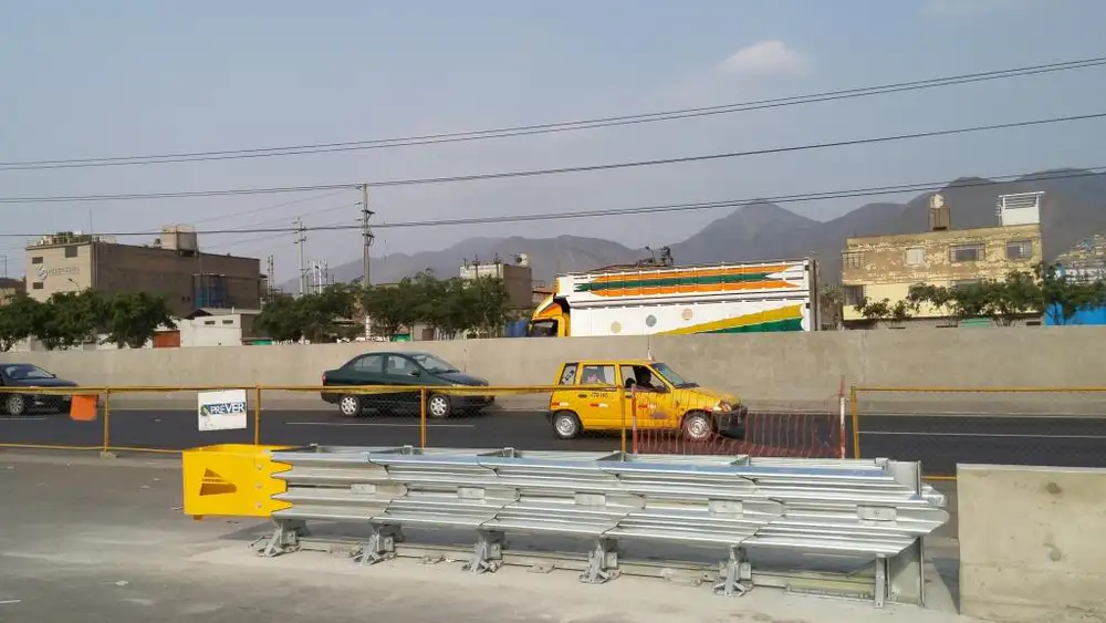 Amortecedores na Panamericana Norte, Lima, Peru